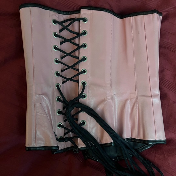 Pink leather overbust corset with black pvc details - Picture 4 of 5